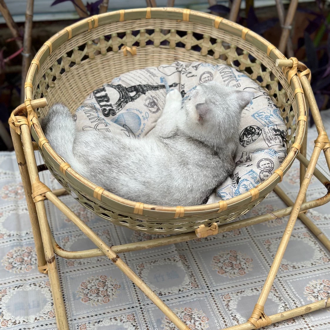 竹を編み込んだ透かし細工の猫用ロッキングベッド