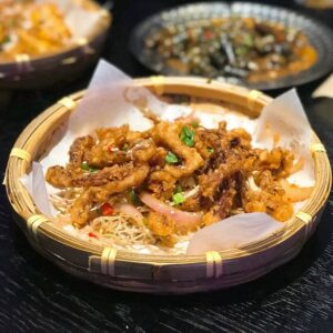 竹製の編み皿と平たい竹製のふるい